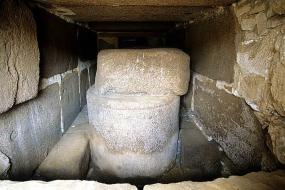 Шепот из глины: как 225 фаянсовых слуг раскрыли тайну безмолвного саркофага в Танисе