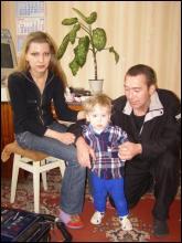 Владимир Воронежский с женой Ольгой и сыном Артуром в собственной квартире в Дубно на Ривненщине (фото: Елена ВЛАСОВА)