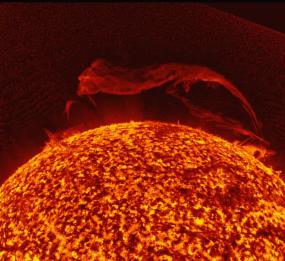 Гигантский солнечный протуберанц поразил астрономов своими масштабами