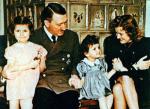 Гитлер и Ева Браун фотографируются с детьми.