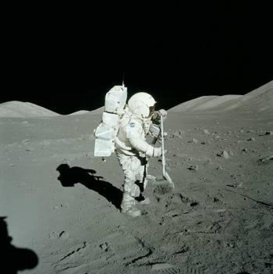 Поверхность Луны. Астронавт с ”Аполло...