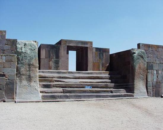 Ворота и лестница храма Каласасайя
