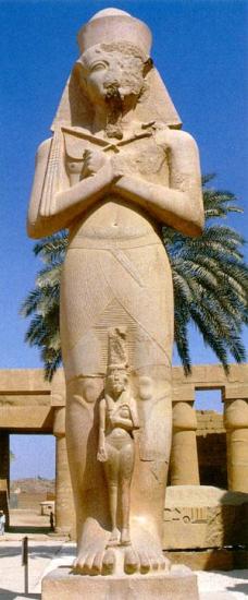 Храм Карнака, колоссальная статуя Рамзеса II.