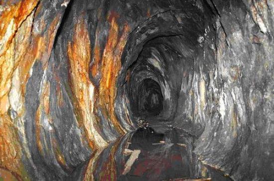 Многие подземные тоннели похожи на исскуственные.