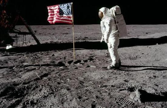 Американский астронавт на луне