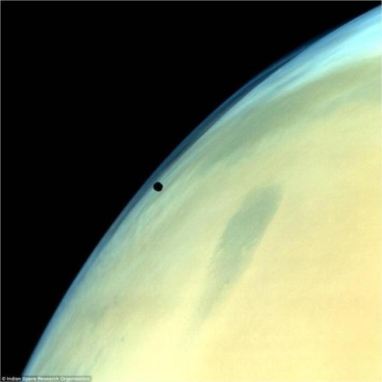 Фобос на фоне Марса. © ISRO | ISRO