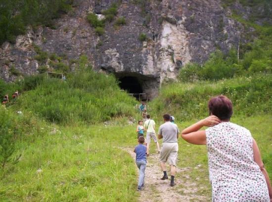 Туристы возле Денисовой пещеры