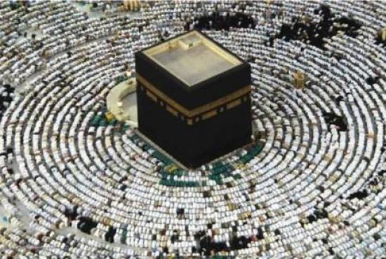 Мусульмане молятся вокруг Каабы в Мек...