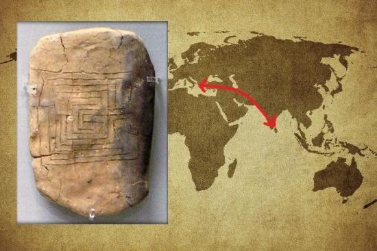 Слева: глиняная табличка из Пилоса, Г...
