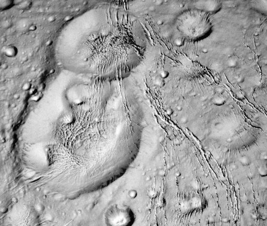 Поверхность Энцелада с кратерами, сфо...
