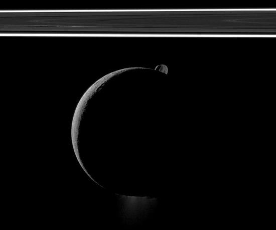 На этом снимке видны Энцелад, кольца ...