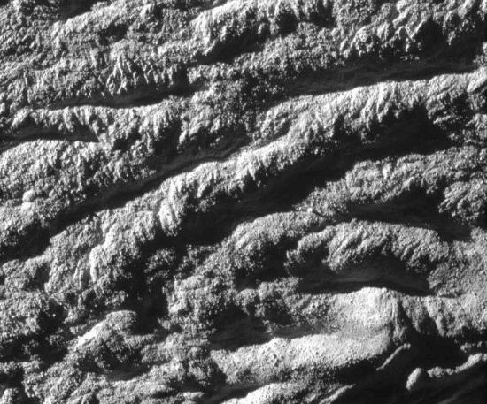 Вид поверхности Энцелада с расстояния...