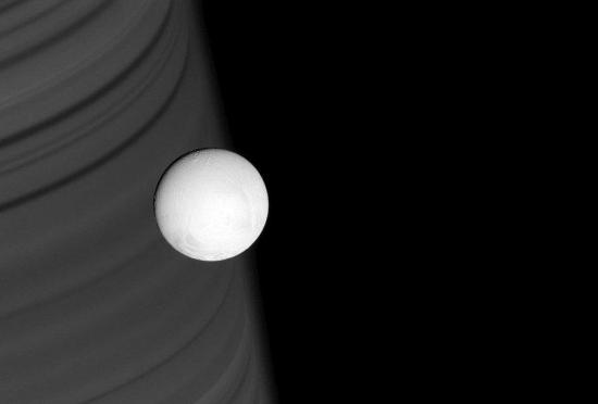 Ледяная луна Энцелад и кольца Сатурна...
