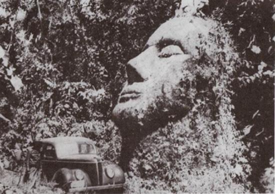 Гигантская каменная голова в Гватемал...
