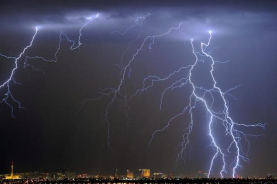 Вспышки молний в Лас-Вегасе, штат Нев...