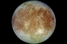 НАСА показало снимок гейзера на потенциально обитаемом спутнике Юпитера