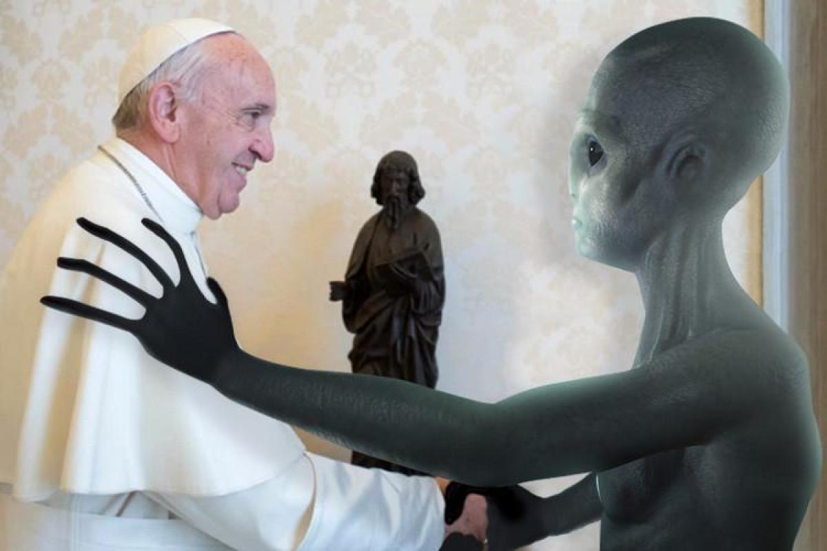 Все говорят что мы инопланетяне. Папа Римский рептилоид. Папа Римский и НЛО. Ватикан папа Римский рептилоид. Пришельцы рептилоиды Аннунаки.