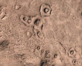Уфологи обнаружили на Марсе древние "города-крепости"