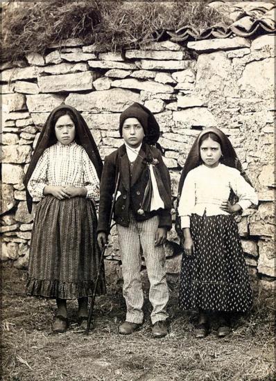 Первыми «Богоматерь» увидели дети-пастушки: Лучия, Франсишко и Жасинта (слева направо).