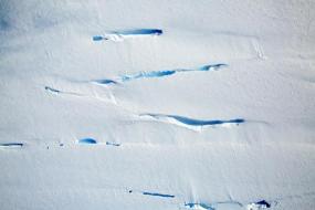Что означают странные линии на антарктическом льду?