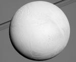 Вид на Энцелад и Сатурн с кольцами с ...