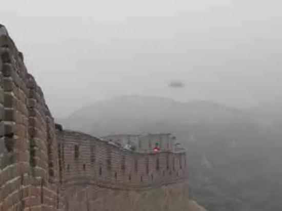 НЛО над Великой китайской стеной.