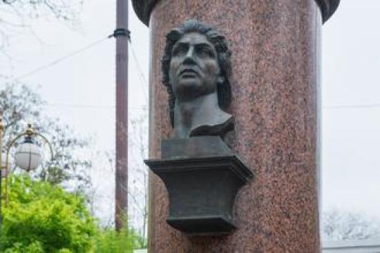 Памятник Митридату в Керчи
