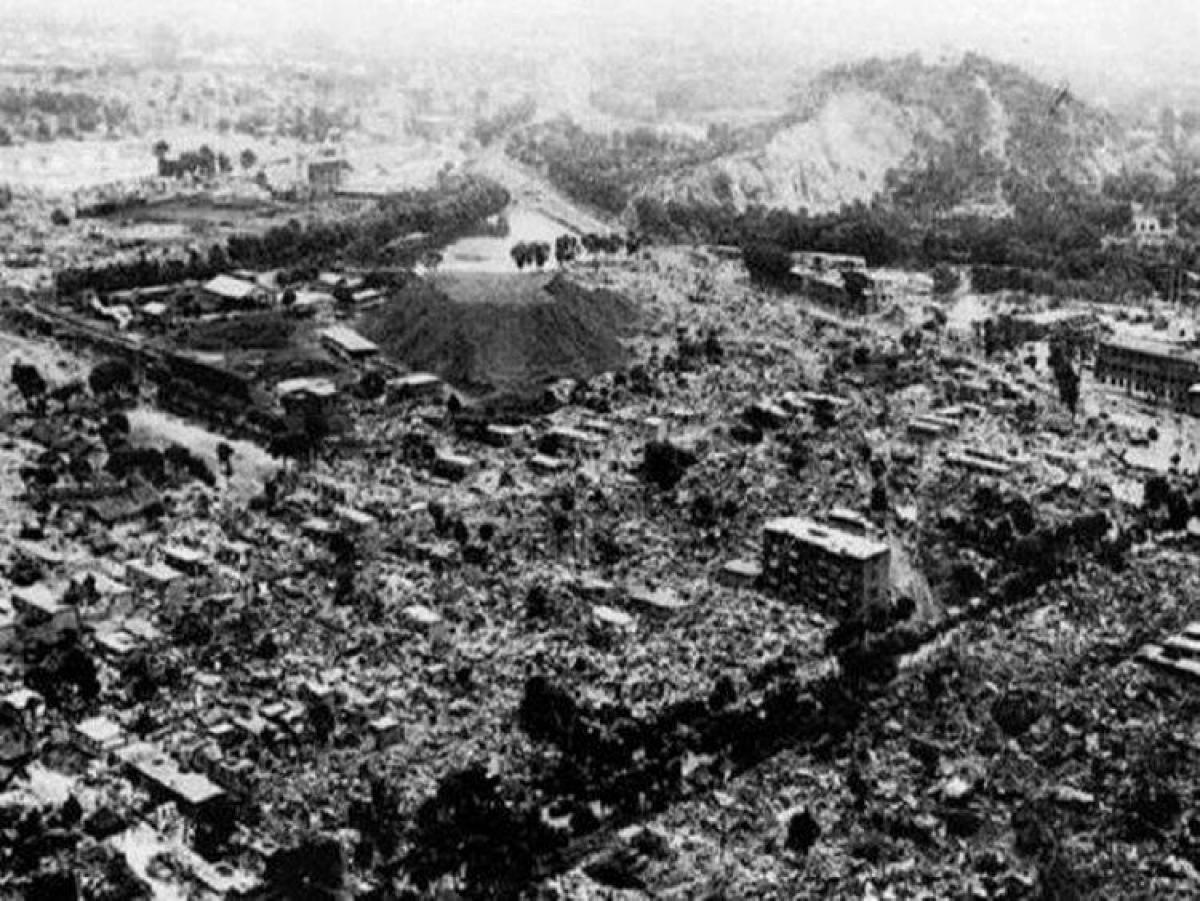 Самые сильные землетрясения происходят. Таншаньское землетрясение 1976. Тянь-Шань землетрясение 1976. Таншань Китай землетрясение. Самое Разрушительное землетрясение в Таншане.