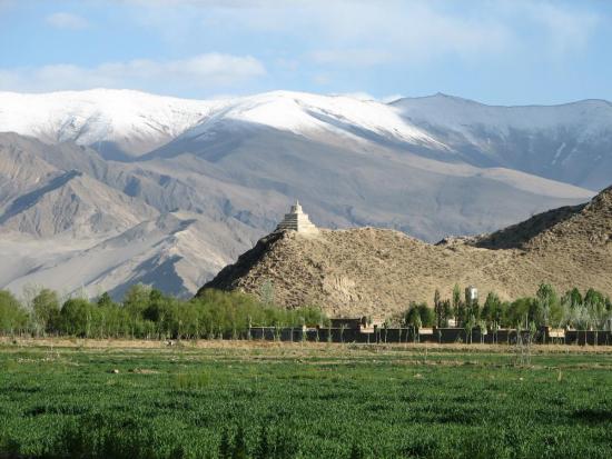 Окрестности монастыря Самье в Тибете.