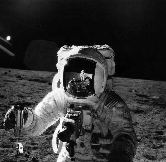 Астронавт «Аполло-12», Алан Бин даже не догадывается, что рядом с ним маячит НЛО (а может, это просто блик, а?)