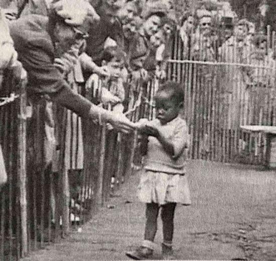 Девочка из Африки на выставке 1958 го...