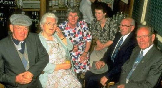 Дженни Кокелл с пятью пожилыми детьми Мэри Саттон