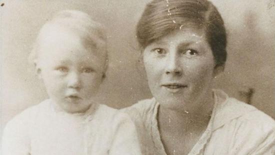 Мэри Саттон с одним из своих детей.