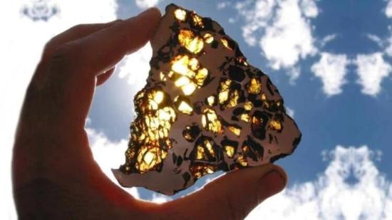Осколок метеорита Фукан — самого дорогого и красивого метеорита в мире.