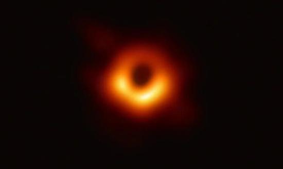 Этот снимок считается первой фотографией черной дыры M87.