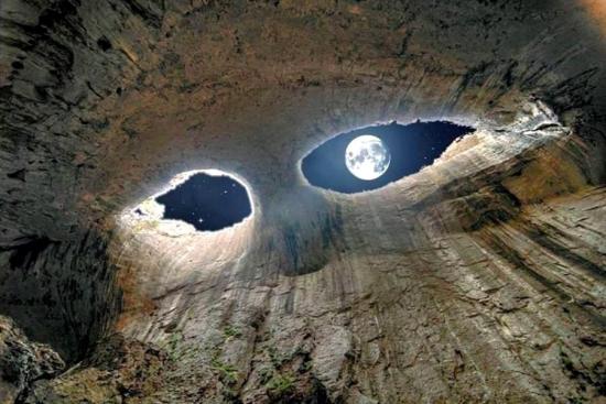 Необычный кадр - луна в Глазах Бога