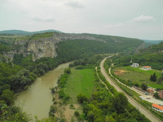 Окрестности пещеры Проходна в Болгарии
