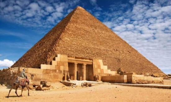 Высота самой большой пирамиды в мире — 145 метров. Это пирамида Хеопса