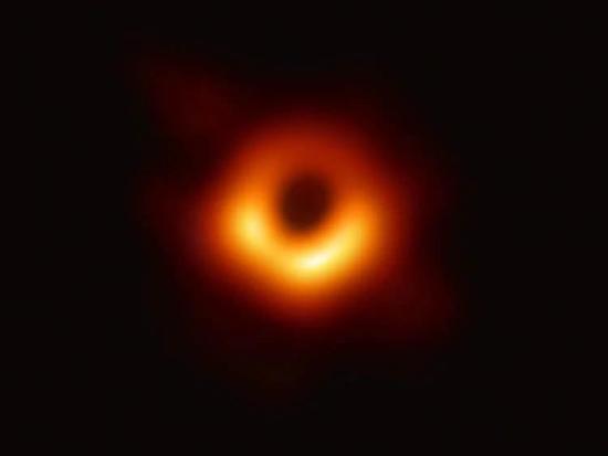Тот самый знаменитый снимок черной дыры. Одна сторона на снимке ярче из-за ее вращения.