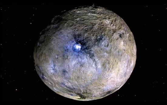 Церера — детальный снимок поверхности и пятна в кратере Оккатор (псевдоцвета).