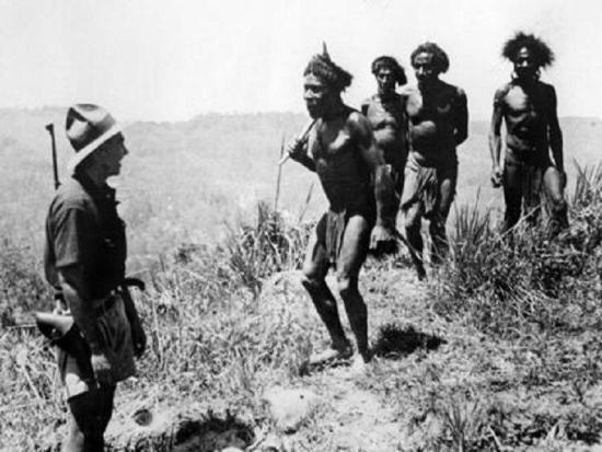 Один из братьев Лихи во время первой встречи с аборигенами Новой Гвинеи.