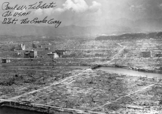 Хиросима после ядерного взрыва, 6 августа 1945 г. Обрезанная версия с подписью Пола Тиббетса.