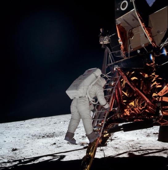 Нил Армстронг на Луне.