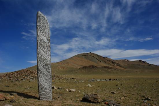 Оленный камень у крупного херексура (Монгольский Алтай).