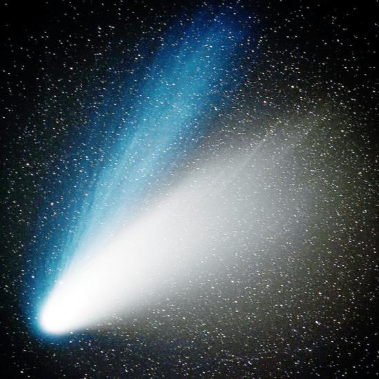 Снимок кометы Хэйла–Боппа, полученный в 1997 году в момент ее последнего приближения к Солнцу.