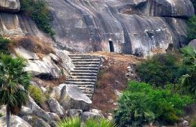 Индийские пещеры Барабар - древнее бомбоубежище