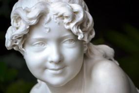 "Живая" скульптура девочки, сделанная в XIX веке