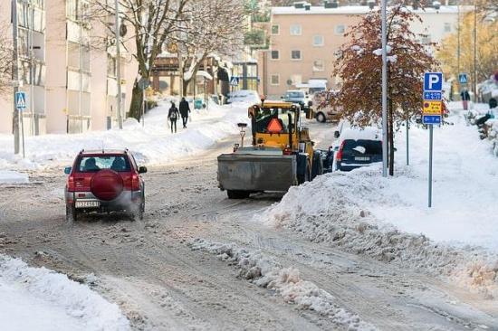 Снег на улицах городов Европы.