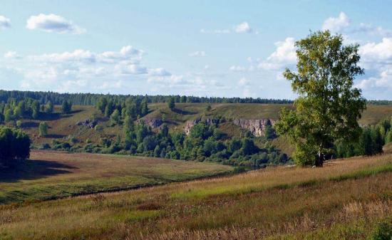 На живописном берегу Немды возвышаются настоящие скалы, как на Урале или в Саянах.