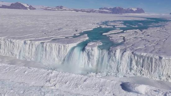 Талая вода в Антарктиде.